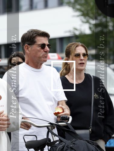 Amsterdam 4 juli 2024
Twan Huys met zijn vrouw op de fiets in het centrum van Amsterdam.