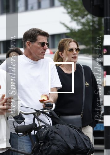 Amsterdam 4 juli 2024
Twan Huys met zijn vrouw op de fiets in het centrum van Amsterdam.