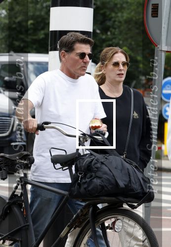 Amsterdam 4 juli 2024
Twan Huys met zijn vrouw op de fiets in het centrum van Amsterdam.