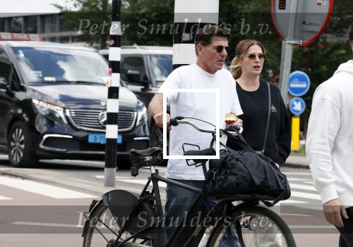 Amsterdam 4 juli 2024
Twan Huys met zijn vrouw op de fiets in het centrum van Amsterdam.
