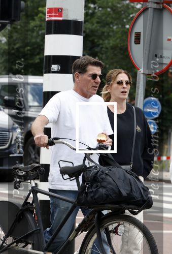 Amsterdam 4 juli 2024
Twan Huys met zijn vrouw op de fiets in het centrum van Amsterdam.