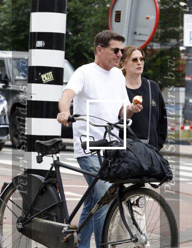 Amsterdam 4 juli 2024
Twan Huys met zijn vrouw op de fiets in het centrum van Amsterdam.