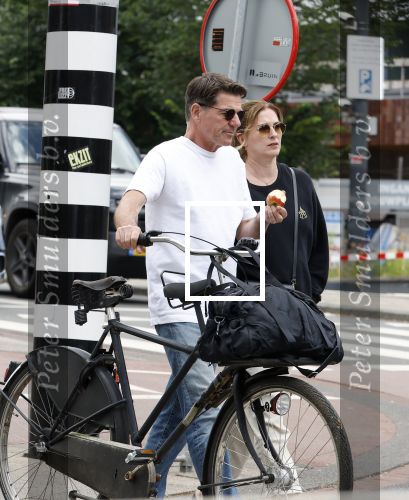 Amsterdam 4 juli 2024
Twan Huys met zijn vrouw op de fiets in het centrum van Amsterdam.