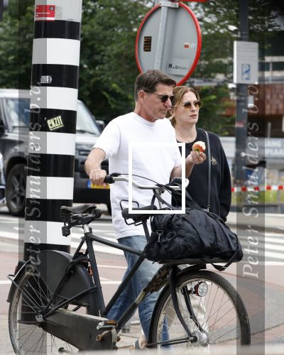 Amsterdam 4 juli 2024
Twan Huys met zijn vrouw op de fiets in het centrum van Amsterdam.