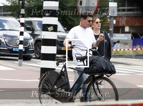 Amsterdam 4 juli 2024
Twan Huys met zijn vrouw op de fiets in het centrum van Amsterdam.