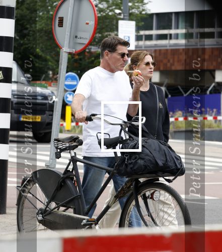 Amsterdam 4 juli 2024
Twan Huys met zijn vrouw op de fiets in het centrum van Amsterdam.
