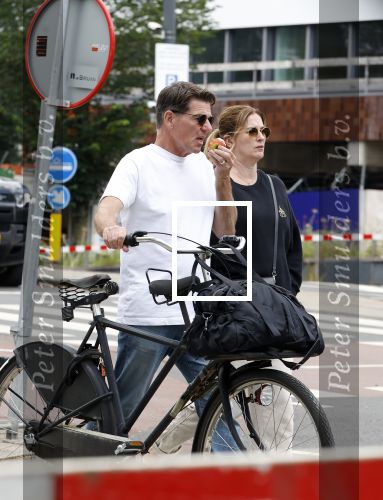 Amsterdam 4 juli 2024
Twan Huys met zijn vrouw op de fiets in het centrum van Amsterdam.