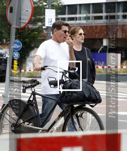 Amsterdam 4 juli 2024
Twan Huys met zijn vrouw op de fiets in het centrum van Amsterdam.