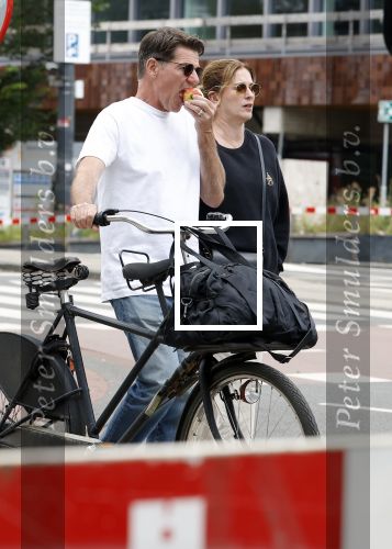 Amsterdam 4 juli 2024
Twan Huys met zijn vrouw op de fiets in het centrum van Amsterdam.