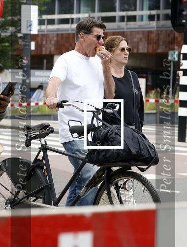 Amsterdam 4 juli 2024
Twan Huys met zijn vrouw op de fiets in het centrum van Amsterdam.