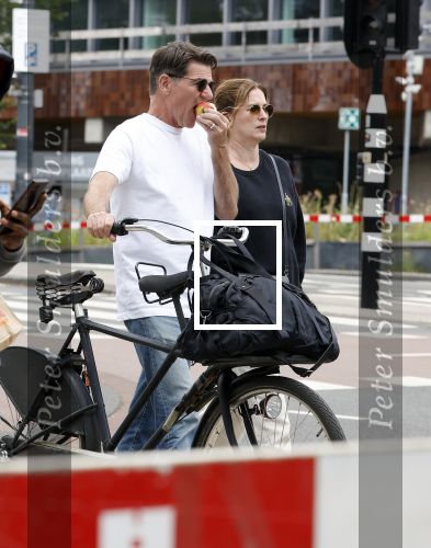Amsterdam 4 juli 2024
Twan Huys met zijn vrouw op de fiets in het centrum van Amsterdam.