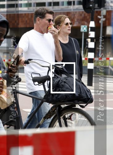 Amsterdam 4 juli 2024
Twan Huys met zijn vrouw op de fiets in het centrum van Amsterdam.