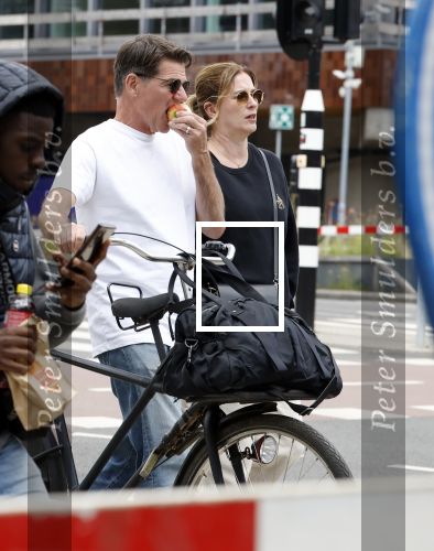 Amsterdam 4 juli 2024
Twan Huys met zijn vrouw op de fiets in het centrum van Amsterdam.
