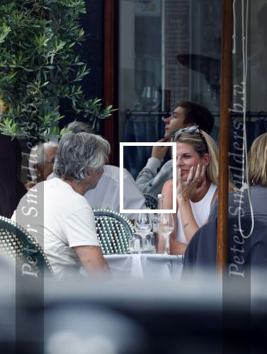 Amsterdam 18 juli 2024
Victor Reinier en zijn vriend op terras en ndaarna fietsend naar zijn huis in Amsterdam zuid..