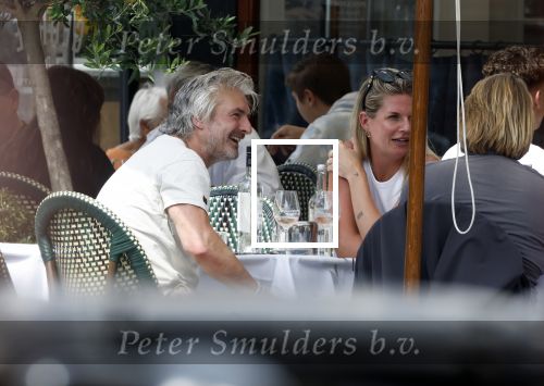 Amsterdam 18 juli 2024
Victor Reinier en zijn vriend op terras en ndaarna fietsend naar zijn huis in Amsterdam zuid..