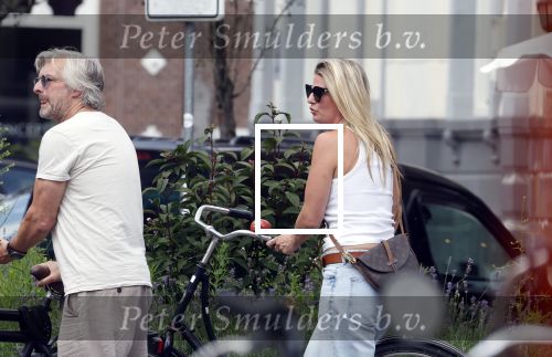 Amsterdam 18 juli 2024
Victor Reinier en zijn vriend op terras en ndaarna fietsend naar zijn huis in Amsterdam zuid..