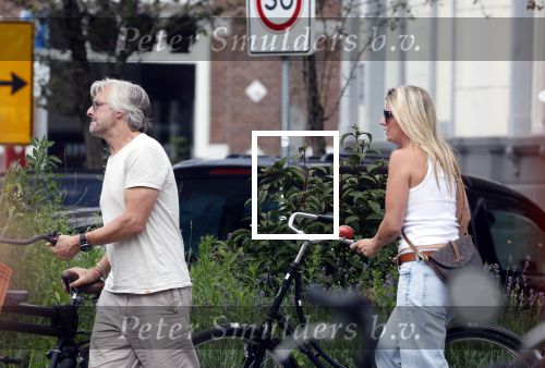 Amsterdam 18 juli 2024
Victor Reinier en zijn vriend op terras en ndaarna fietsend naar zijn huis in Amsterdam zuid..