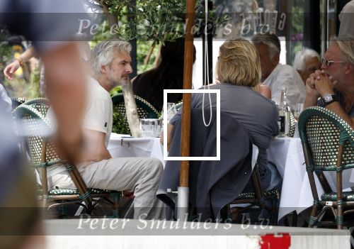 Amsterdam 18 juli 2024
Victor Reinier en zijn vriend op terras en ndaarna fietsend naar zijn huis in Amsterdam zuid..