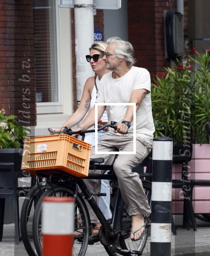 Amsterdam 18 juli 2024
Victor Reinier en zijn vriend op terras en ndaarna fietsend naar zijn huis in Amsterdam zuid..