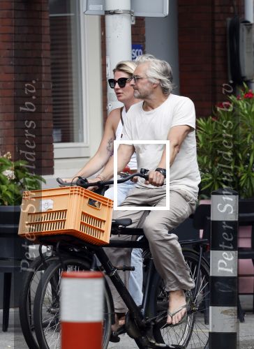 Amsterdam 18 juli 2024
Victor Reinier en zijn vriend op terras en ndaarna fietsend naar zijn huis in Amsterdam zuid..