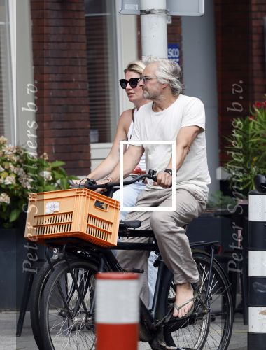 Amsterdam 18 juli 2024
Victor Reinier en zijn vriend op terras en ndaarna fietsend naar zijn huis in Amsterdam zuid..