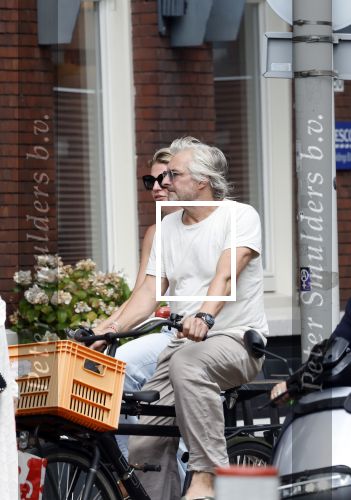 Amsterdam 18 juli 2024
Victor Reinier en zijn vriend op terras en ndaarna fietsend naar zijn huis in Amsterdam zuid..