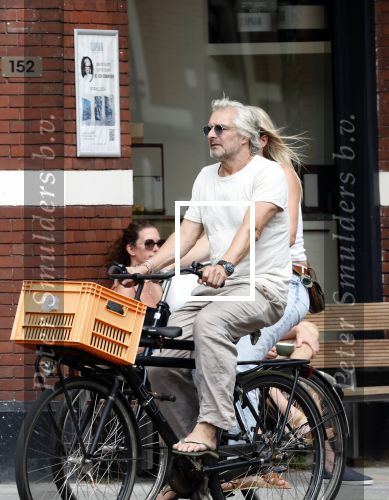 Amsterdam 18 juli 2024
Victor Reinier en zijn vriend op terras en ndaarna fietsend naar zijn huis in Amsterdam zuid..