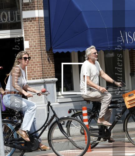 Amsterdam 18 juli 2024
Victor Reinier en zijn vriend op terras en ndaarna fietsend naar zijn huis in Amsterdam zuid..