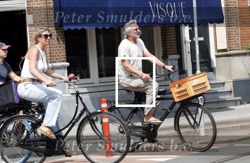 Amsterdam 18 juli 2024
Victor Reinier en zijn vriend op terras en ndaarna fietsend naar zijn huis in Amsterdam zuid..