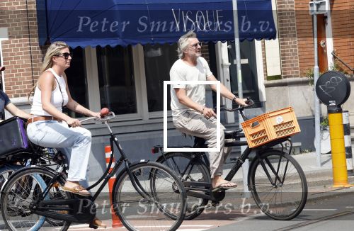 Amsterdam 18 juli 2024
Victor Reinier en zijn vriend op terras en ndaarna fietsend naar zijn huis in Amsterdam zuid..
