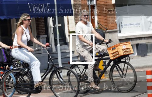 Amsterdam 18 juli 2024
Victor Reinier en zijn vriend op terras en ndaarna fietsend naar zijn huis in Amsterdam zuid..