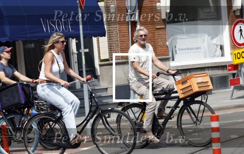 Amsterdam 18 juli 2024
Victor Reinier en zijn vriend op terras en ndaarna fietsend naar zijn huis in Amsterdam zuid..