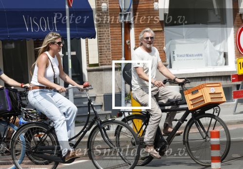 Amsterdam 18 juli 2024
Victor Reinier en zijn vriend op terras en ndaarna fietsend naar zijn huis in Amsterdam zuid..