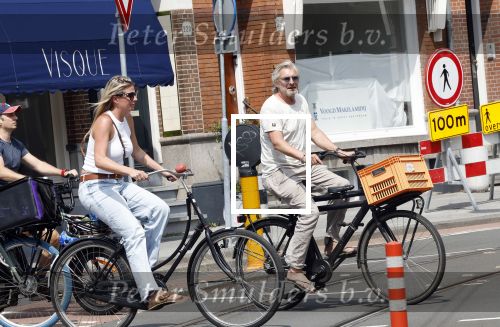 Amsterdam 18 juli 2024
Victor Reinier en zijn vriend op terras en ndaarna fietsend naar zijn huis in Amsterdam zuid..