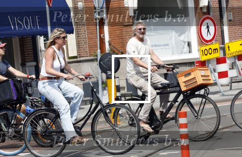 Amsterdam 18 juli 2024
Victor Reinier en zijn vriend op terras en ndaarna fietsend naar zijn huis in Amsterdam zuid..