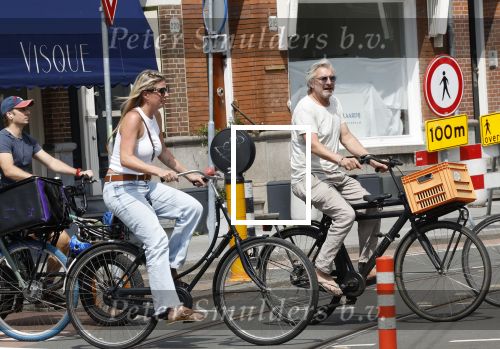 Amsterdam 18 juli 2024
Victor Reinier en zijn vriend op terras en ndaarna fietsend naar zijn huis in Amsterdam zuid..