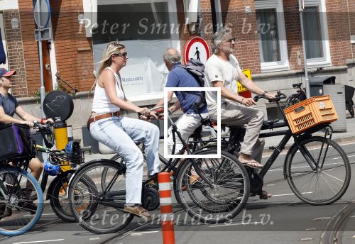 Amsterdam 18 juli 2024
Victor Reinier en zijn vriend op terras en ndaarna fietsend naar zijn huis in Amsterdam zuid..