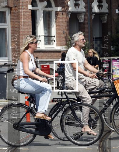 Amsterdam 18 juli 2024
Victor Reinier en zijn vriend op terras en ndaarna fietsend naar zijn huis in Amsterdam zuid..
