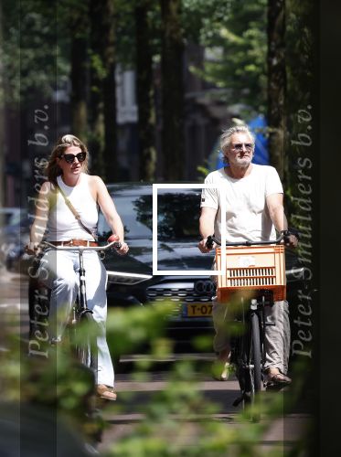 Amsterdam 18 juli 2024
Victor Reinier en zijn vriend op terras en ndaarna fietsend naar zijn huis in Amsterdam zuid..