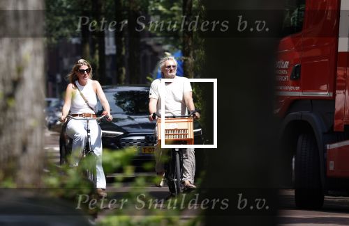Amsterdam 18 juli 2024
Victor Reinier en zijn vriend op terras en ndaarna fietsend naar zijn huis in Amsterdam zuid..