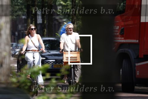 Amsterdam 18 juli 2024
Victor Reinier en zijn vriend op terras en ndaarna fietsend naar zijn huis in Amsterdam zuid..