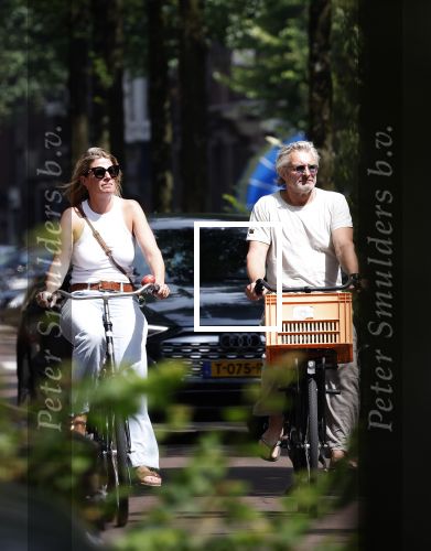 Amsterdam 18 juli 2024
Victor Reinier en zijn vriend op terras en ndaarna fietsend naar zijn huis in Amsterdam zuid..