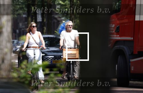 Amsterdam 18 juli 2024
Victor Reinier en zijn vriend op terras en ndaarna fietsend naar zijn huis in Amsterdam zuid..