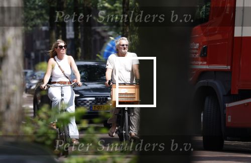 Amsterdam 18 juli 2024
Victor Reinier en zijn vriend op terras en ndaarna fietsend naar zijn huis in Amsterdam zuid..