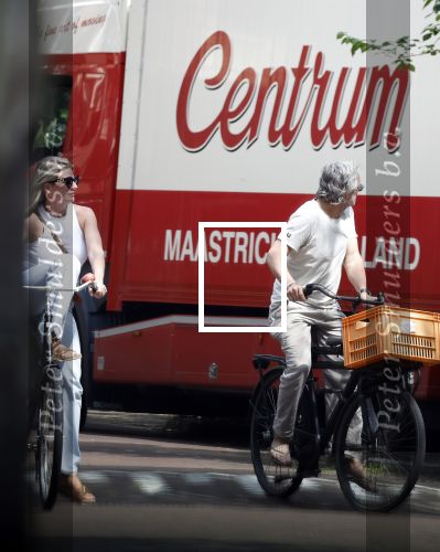 Amsterdam 18 juli 2024
Victor Reinier en zijn vriend op terras en ndaarna fietsend naar zijn huis in Amsterdam zuid..