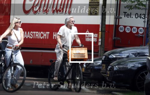 Amsterdam 18 juli 2024
Victor Reinier en zijn vriend op terras en ndaarna fietsend naar zijn huis in Amsterdam zuid..