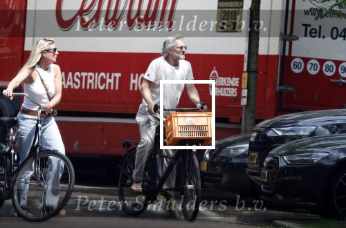 Amsterdam 18 juli 2024
Victor Reinier en zijn vriend op terras en ndaarna fietsend naar zijn huis in Amsterdam zuid..
