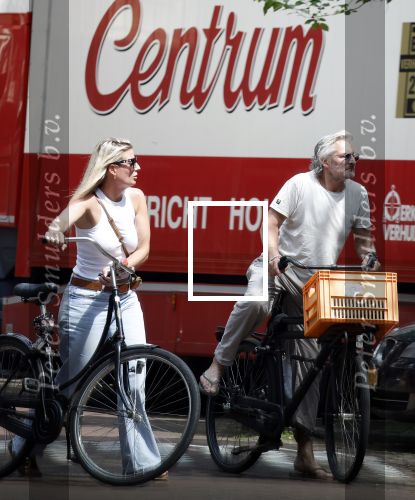 Amsterdam 18 juli 2024
Victor Reinier en zijn vriend op terras en ndaarna fietsend naar zijn huis in Amsterdam zuid..