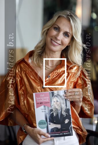 Laren 2 juli 2024
Boekpresentatie Vivian Reijs . oa aanwezig Leontine Ruiters Anouk de Mol Anouk Smulders Merel v Carlsburg .
Ook haar dochter Day Ewbank moeder Meddy Clous en broer Bobby Clous waren aanwezig.