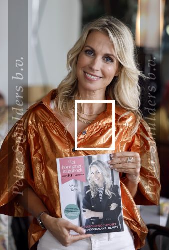 Laren 2 juli 2024
Boekpresentatie Vivian Reijs . oa aanwezig Leontine Ruiters Anouk de Mol Anouk Smulders Merel v Carlsburg .
Ook haar dochter Day Ewbank moeder Meddy Clous en broer Bobby Clous waren aanwezig.